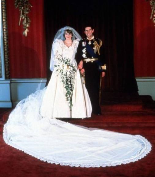 2. Diana de Gales<br/><br/>Se casó con el Príncipe Carlos el 29 de julio de 1981<br/>