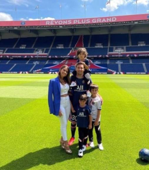 Messi, luciendo el uniforme del PSG, posando con Antonela Roccuzzo y sus hijos Thiago, Mateo y Ciro en la cancha del Parque de los Príncipes.