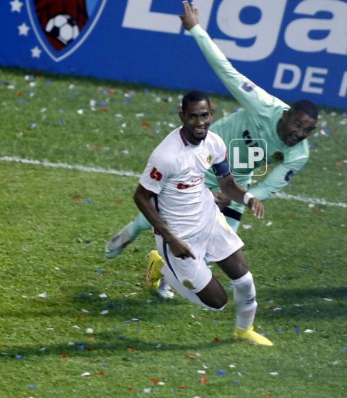 Jerry Bengtson corriendo a celebrar su sexto gol del Torneo Apertura 2022.