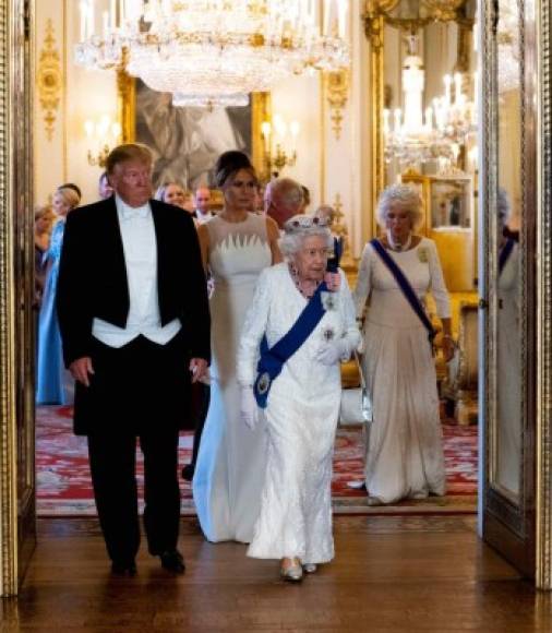 Melania ha seguido el protocolo de la monarquía al pie de la letra tras las fuertes críticas que recibió Trump al caminar frente a la reina en su primera visita a Londres el año pasado.