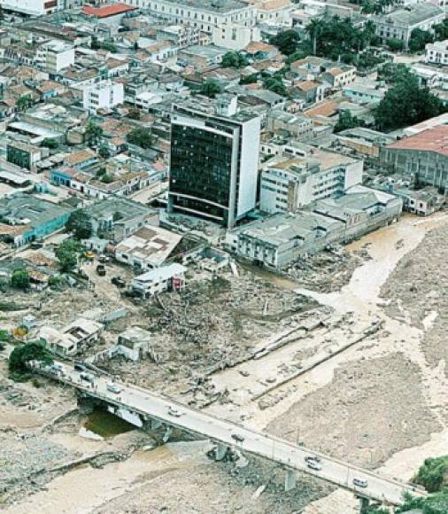 Mitch fue el segundo huracán mortífero que pasó por Honduras; el otro huracán fue el Fifi, que mató alrededor de 8 mil personas en 1974. En la gráfica se observa una vista aérea del hospital del Seguro Social en el barrio Abajo de Tegucigalpa que resultó muy dañado.