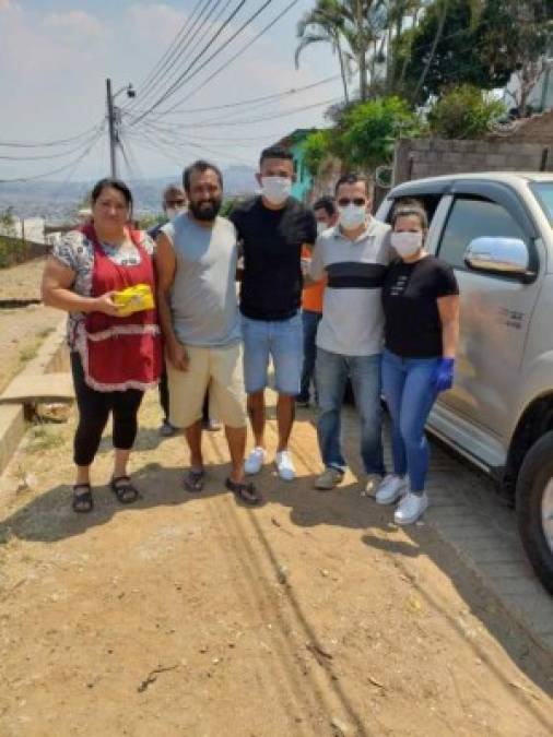 Carlos Discua contó también en el apoyo de su esposa para la entrega de los alimentos en el Carrizal.