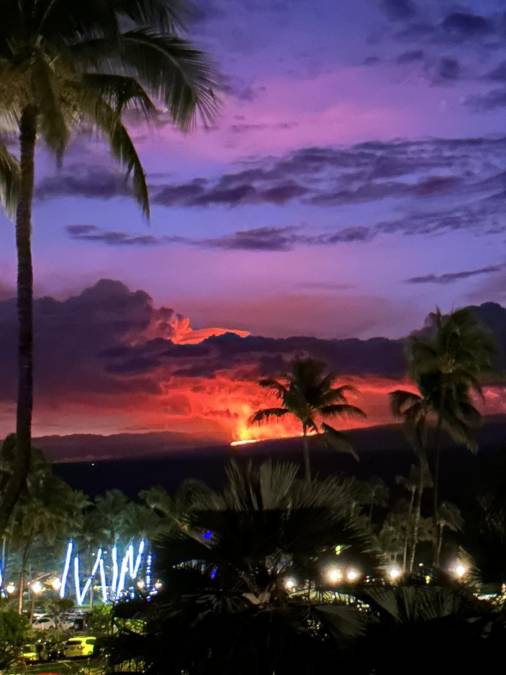 El <b>Mauna</b> <b>Loa</b> ha acumulado presión por años, de acuerdo con el Servicio Geológico de Estados Unidos (USGS), que reportó que la erupción era visible desde Kona, una localidad en la costa oeste de la principal isla del archipiélago, a unos 72 kilómetros de distancia.