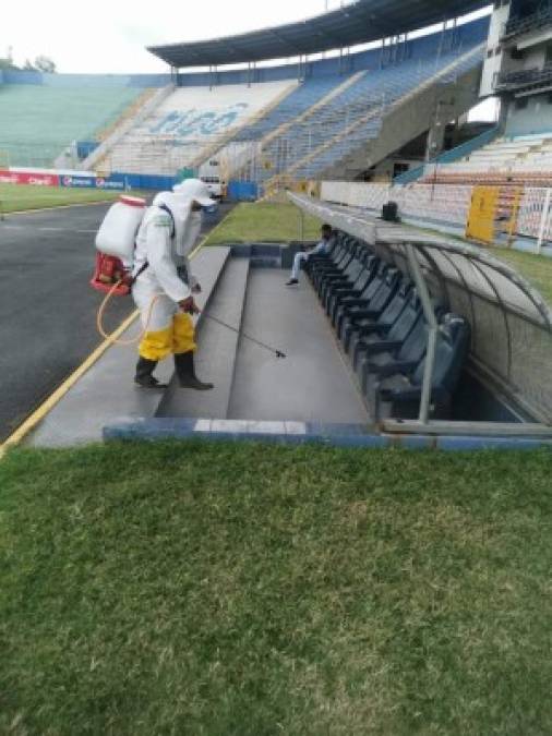 Cumpliendo con los protocolos de bioseguridad, antes del clásico capitalino se realizó una limpieza y sanitización del estadio Nacional.