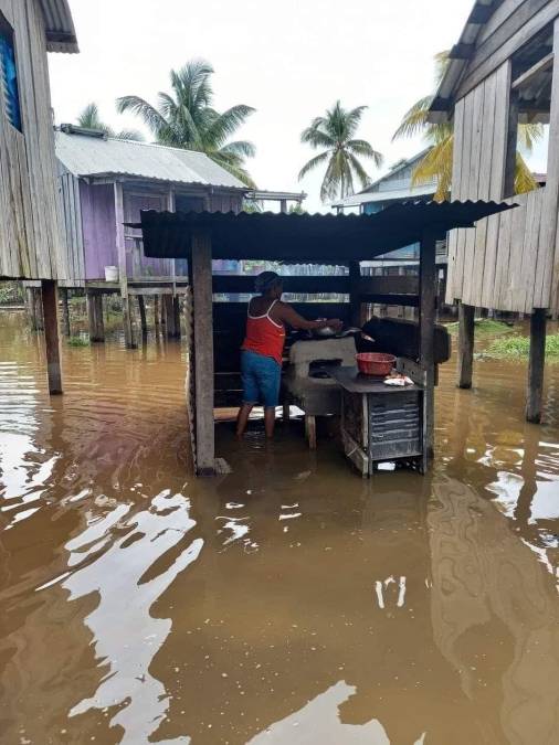 En La Ceiba los ríos Danto y Cangrejal, que cruzan la ciudad, también han subido su caudal, aunque sin mayor peligro hasta ahora.