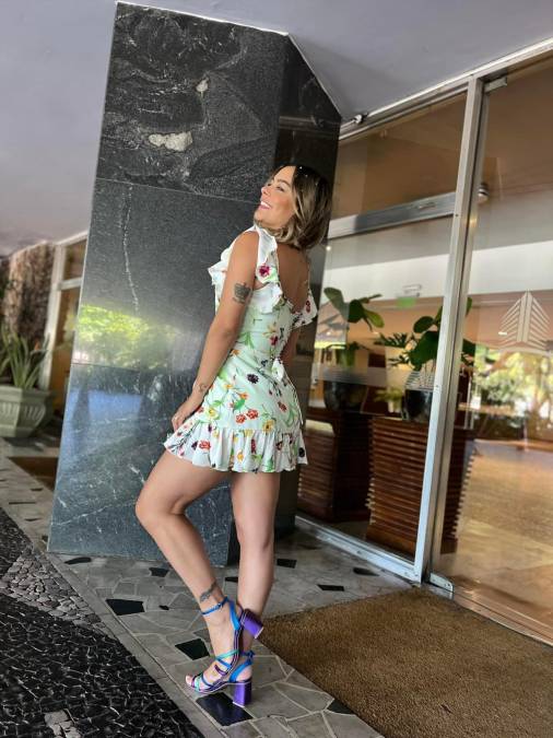 A la par de su carrera en medios convencionales, Larissa Riquelme también ha aprovechado su fama en redes sociales, donde promociona productos de belleza y moda a través de Instagram, donde tiene más de 1.8 millones de followers.