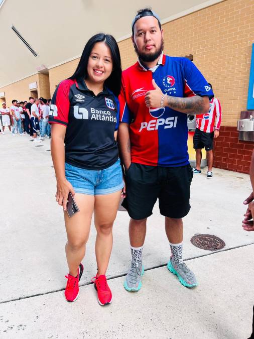  Nicole Mancía y Cristian Mancía de Tegucigalpa no se quedaron atrás y llegaron para ver a su amado Olimpia.