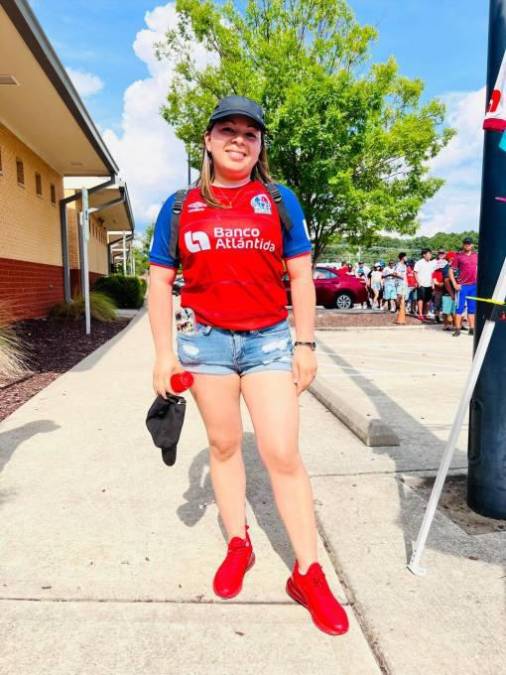 Esta aficionada hondureña llegó con elegante con la camisa roja de los leones y sus tenis del mismo color.