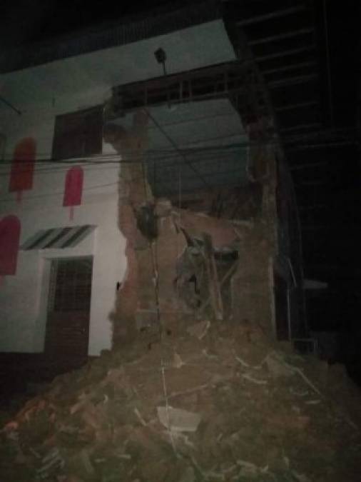 El alcalde de Yurimaguas, Hugo Araujo, informó que se ha reportado el colapso de varias viviendas antiguas. 'Hay muchas casas antiguas (construidas de adobe) que han quedado colapsadas por este sismo fuerte', detalló Araujo.