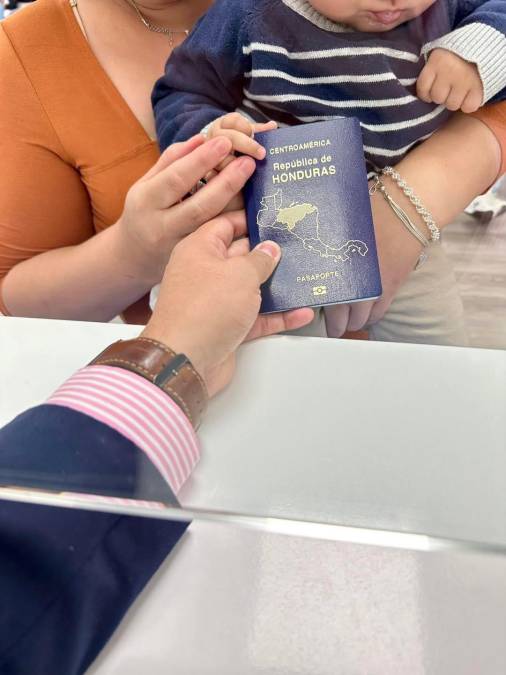 Este consulado hondureño en España atiende de manera diaria a unas 150 a 200 personas con citas de emisión de pasaporte.