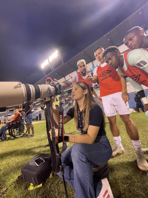 Los suplentes del Olimpia con la fotógrafa Karla López . La bella chica les mostró el momento de la captura del gol mal invalidado a José García. 