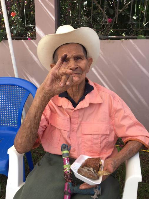 Gabriel Perdomo, quien este domingo está cumpliendo 86 años, ya ejerció su voto y dijo que está listo para celebrar el gane en Santa Bárbara.