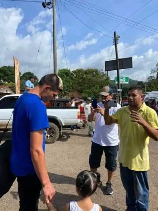 Familiares, amigos y residentes de la zona se hicieron presente para recibir al jugador de la Liga Mayor de Honduras, que espera algún día poder jugar en Primera División. 