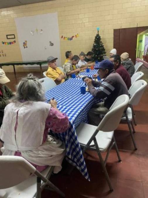 Los ancianos disfrutaron la comida que les llevó el internacional hondureño.