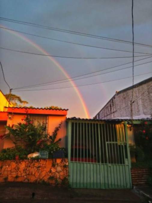 Tras el sismo, un arcoiris iluminó los cielos de El Salvador, según usuarios de redes sociales que compartieron imágenes del fenómeno.