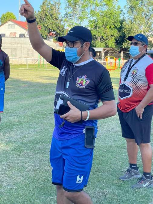 Roberto Padilla se ha convertido en nuevo entrenador del Lone FC,