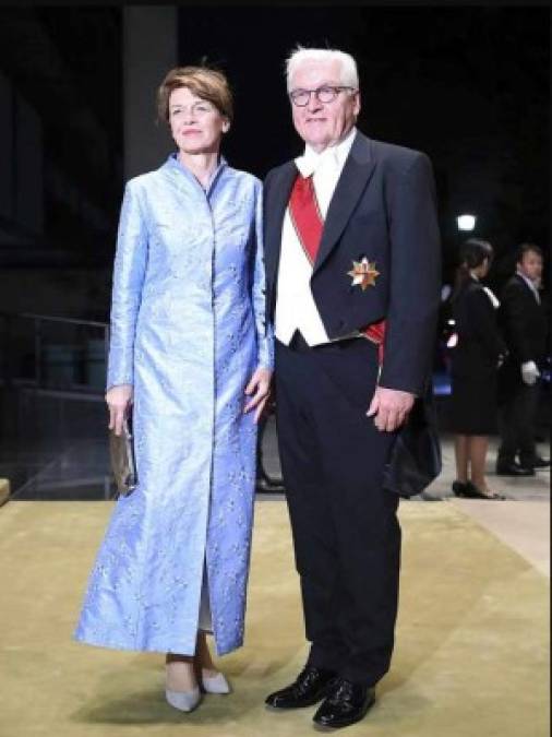 El presidente de Alemania, Frank-Walter Steinmeier, y su esposa Elke Bündenbender, quien ha apostado para la ocasión por un vestido azul abotonado de clara inspiración asiática en un guiño al país anfitrión.