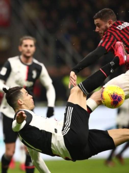 Cristiano Ronaldo le pegó de esta manera acrobática y el balón dio en la mano del defensa italiano Davide Calabria. Foto AFP