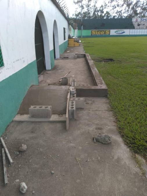 Las mejoras son notables en el estadio Juan Brevé. Aquí se puede observar algunas remodelaciones que se desarrollan al costado lateral de la cancha, exactamente al ingresar a los camerinos.