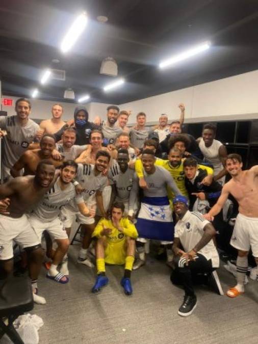 Romell Quioto celebró con sus compañeros en el camerino y no soltó nunca la bandera de Honduras.