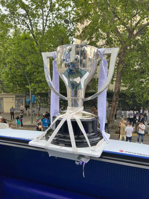 La copa estaba perfectamente sujeta por unas cintas a una plataforma para que no hubiera peligro de caída, como le ocurrió a Sergio Ramos con la Copa del Rey hace unos años.