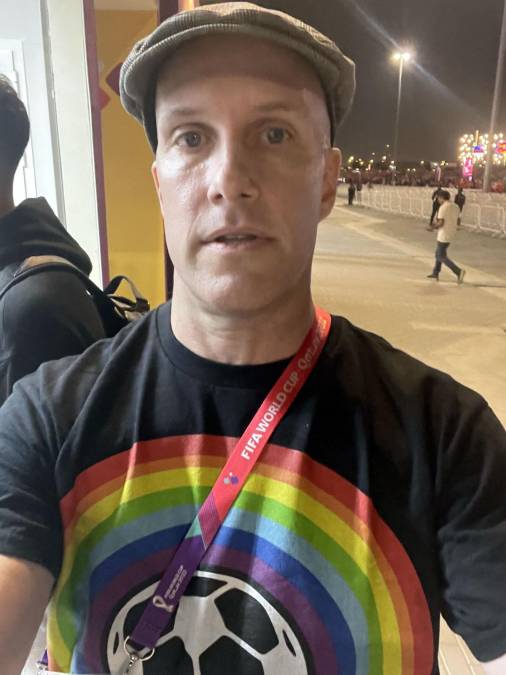 En Qatar, Grant Wahl fue detenido durante la Copa del Mundo por llevar una camiseta arcoíris en apoyo a la comunidad LGBTQ en el partido inaugural de Estados Unidos y fue liberado 25 minutos después de ser detenido, recibió las disculpas de un representante de la FIFA.