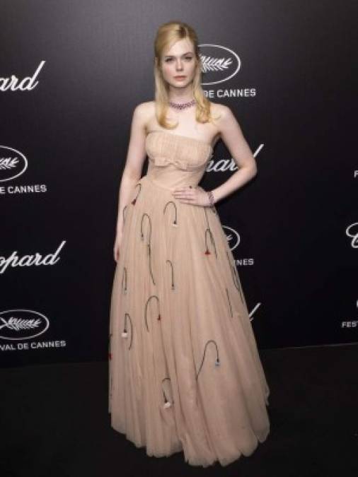 La actriz estadounidense Elle Fanning durante la cena Trophee Chopard en el Ágora, durante la celebración del 72º Festival de Cine de Cannes este lunes, en Cannes (Francia).