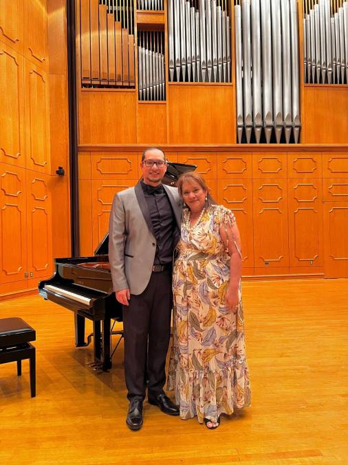 Pianista hondureño se gradúa con honores en universidad de Estados Unidos