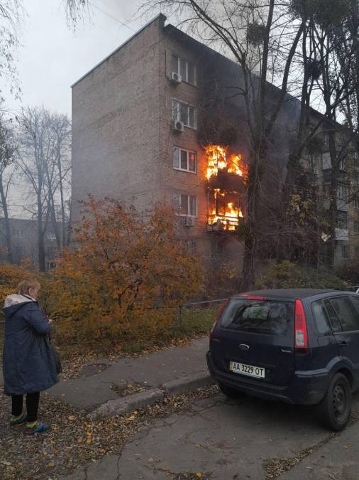 Un funcionario de la administración presidencial ucraniana publicó un vídeo en el que se ve un edificio de cinco plantas en llamas. 