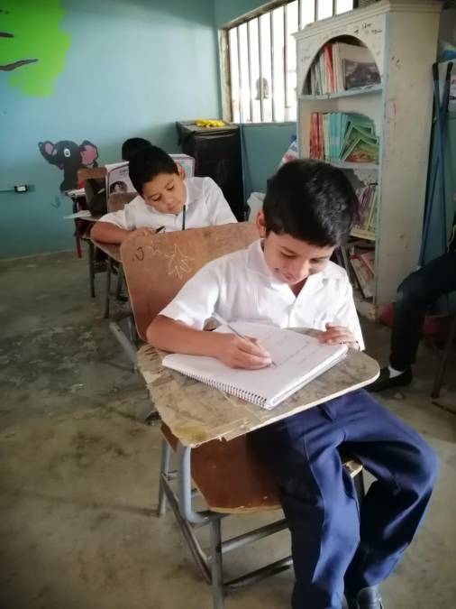 En el suelo reciben clases niños de El Merendón de San Pedro Sula