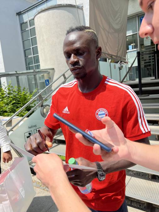 Bombazo prácticamente confirmado. El delantero senegalés Sadio Mané ya se encuentra en Alemania y ha pasado el reconocimiento médico, último paso previo a la firma y a la oficialidad de su fichaje por el Bayern Múnich. De hecho, el jugador del Liverpool ya viste los colores de su nuevo equipo.