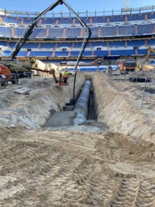 Estadio Santiago Bernabéu - El Real Madrid lleva adelante una mega obra para mejorar el césped de su estadio y excavando se toparon con una enorme cañería de saneamiento de la ciudad que cruza de punta a punta la cancha. Aprovecharon y la renovaron también.