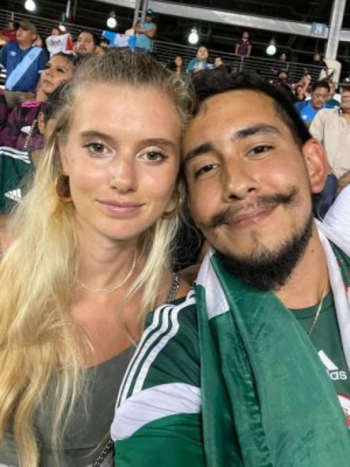 Las cámaras de televisión hicieron un seguimiento a esta pareja en las gradas del estadio Cotton Bowl de Dallas durante el juego entre aztecas y chapines.