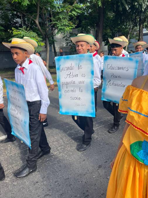 Estudiantes rinden honor a Honduras con efusivos mensajes