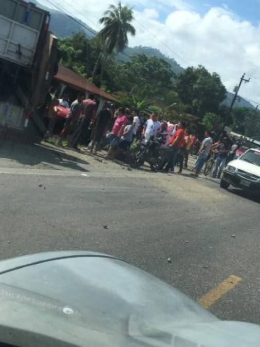 En el accidente participaron dos vehículos: uno de ellos se dirigía hacia Tela y el otro, un vehículo Nissan, que llevaba como destino San Pedro Sula, departamento de Cortés. <br/><br/>