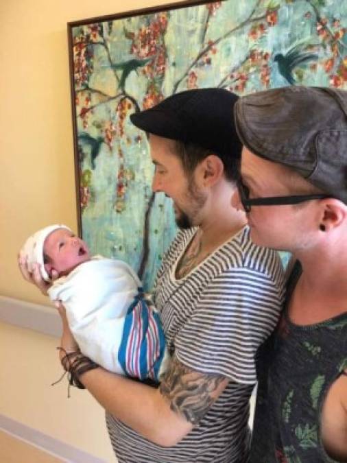 La pareja anunció el nacimiento del pequeño Leo Murray el pasado sábado. El bebé 'se encuentra muy saludable' y pesó 8 libras tras un parto que se alargó por treinta horas.