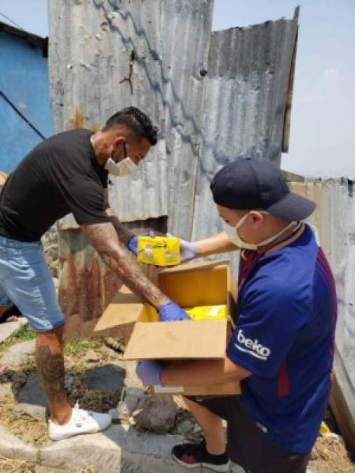 Junto con varios amigos, el exjugador de Motagua salió a ayudar a varias familias en su colonia natal.