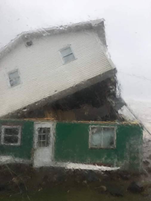 En la isla de Cape Breton, en el norte de Nueva Escocia, las autoridades municipales han declarado el estado de emergencia y han informado que, aunque nadie ha resultado herido, algunas estructuras han resultado dañadas por la tormenta.