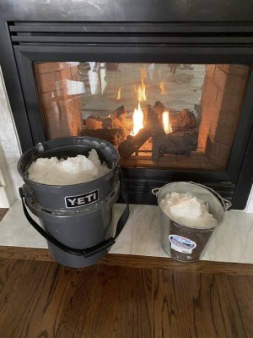 Otros usaron el agua de la nieve descongelada para los baños.