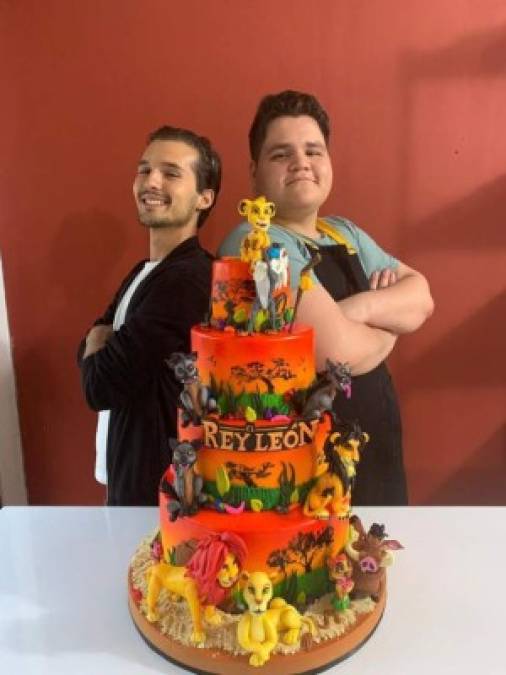 Cada uno de los pasteles del chef causa más que furor en las redes sociales. Realmente la gente se sorprende con sus creaciones, pues son muy originales.