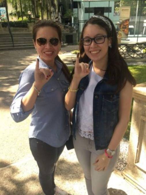 Cinthia Nami acompaña a su hija Alexia Bardales Nami, quien votó por primera vez, ejercieron el sufragio en San Pedro Sula.