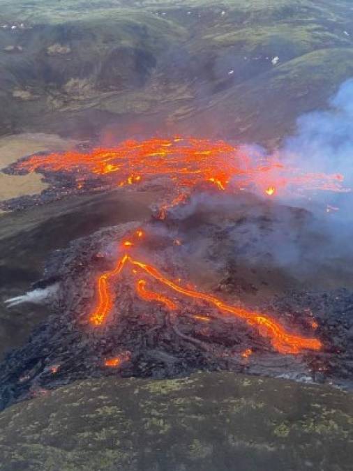 El sistema volcánico de Krysuvik, que no tiene un cráter principal, se encuentra al sur de la montaña Fagradalsfjall, en la península de Reykjanes, en el suroeste de Islandia. El lugar de la erupción se halla a unos 5 km tierra adentro.