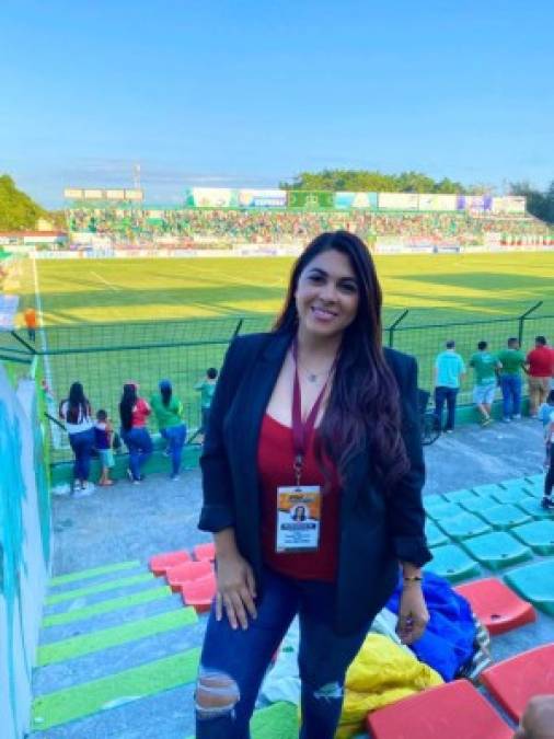 La hermosa periodista Claudia Villanueva enamoró en el estadio Yankel Rosenthal.