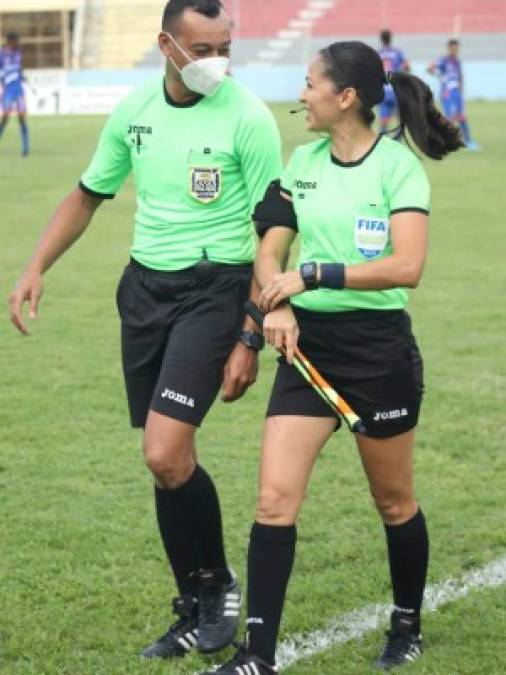 El cuarto árbitro Jonfy Vallecillo y la asistente Shirley Perello, sonrientes previo a dirigir el partido Vida-UPN en La Ceiba.