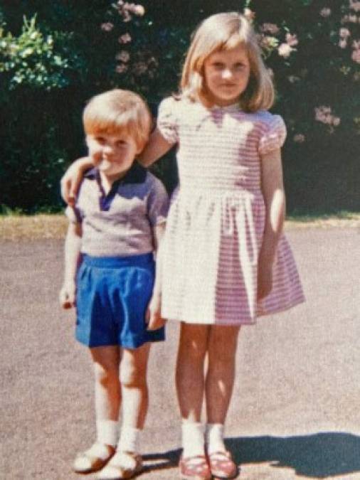 'Muy afectada' por su infancia.<br/>Por su parte, Diana era una chica 'muy afectada' por su infancia: 'su madre se fue de casa cuando tenía seis años y creció sin sentirse amada ni deseada', explica Junor. <br/>Foto de archivo de la princesa Diana junto a su hermano Charles.<br/>