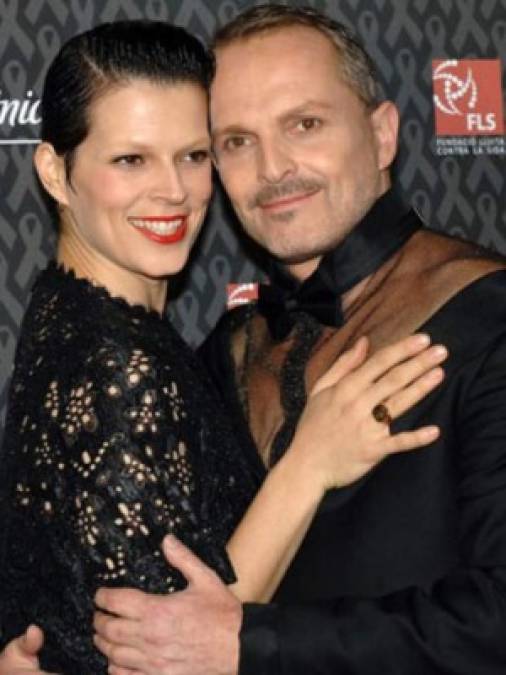 Bimba Bosé - Fecha de muerte 23 de enero de 2017<br/>Edad de muerte 41 años<br/><br/>La modelo andrógina y cantante, conocida por ser sobrina de Miguel Bosé, a quien acompañó en una versión de 'Como un Lobo', luchó contra el cáncer en el seno izquierdo desde 2014. Finalmente perdió la batalla en 2017, cuando la enfermedad hizo metástasis en huesos, hígado y cerebro.<br/>