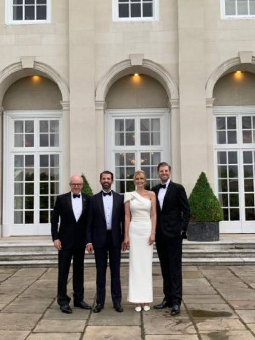 Ivanka posó junto a sus hermanos, Don y Eric, acompañados por el embajador estadounidense Woody Johnson.