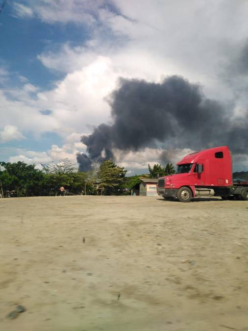 Nube de humo negro cubre Choloma: Imágenes del incendio en empresa de desechables