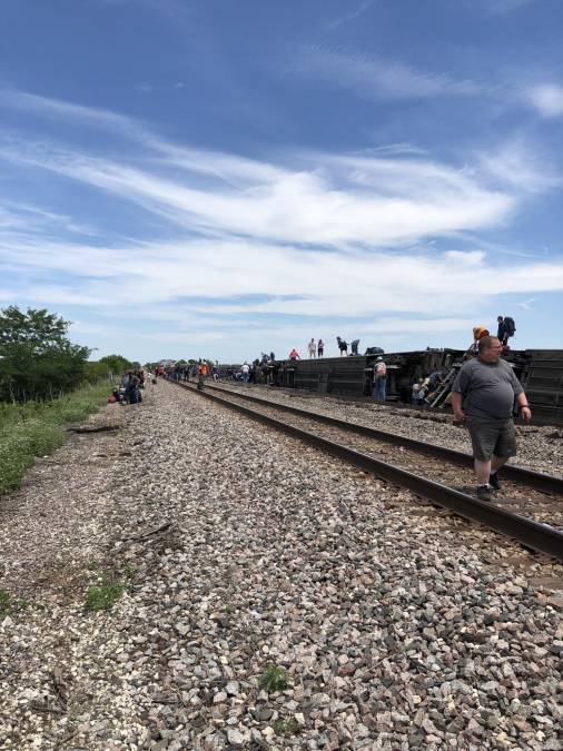 “Las autoridades locales actualmente están ayudando a los pasajeros y hemos desplegado recursos de Amtrak para ayudar”, dijo la compañía de transporte en un comunicado.