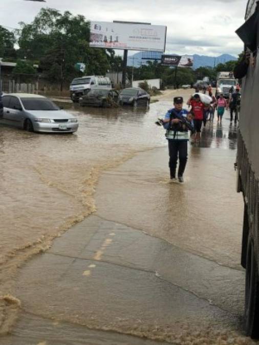 Otros reciben el apoyo de socorristas que entran hasta donde pueden y los sacan en lanchas, en una escena que es similar en otras regiones de Cortés y otros departamentos del país.